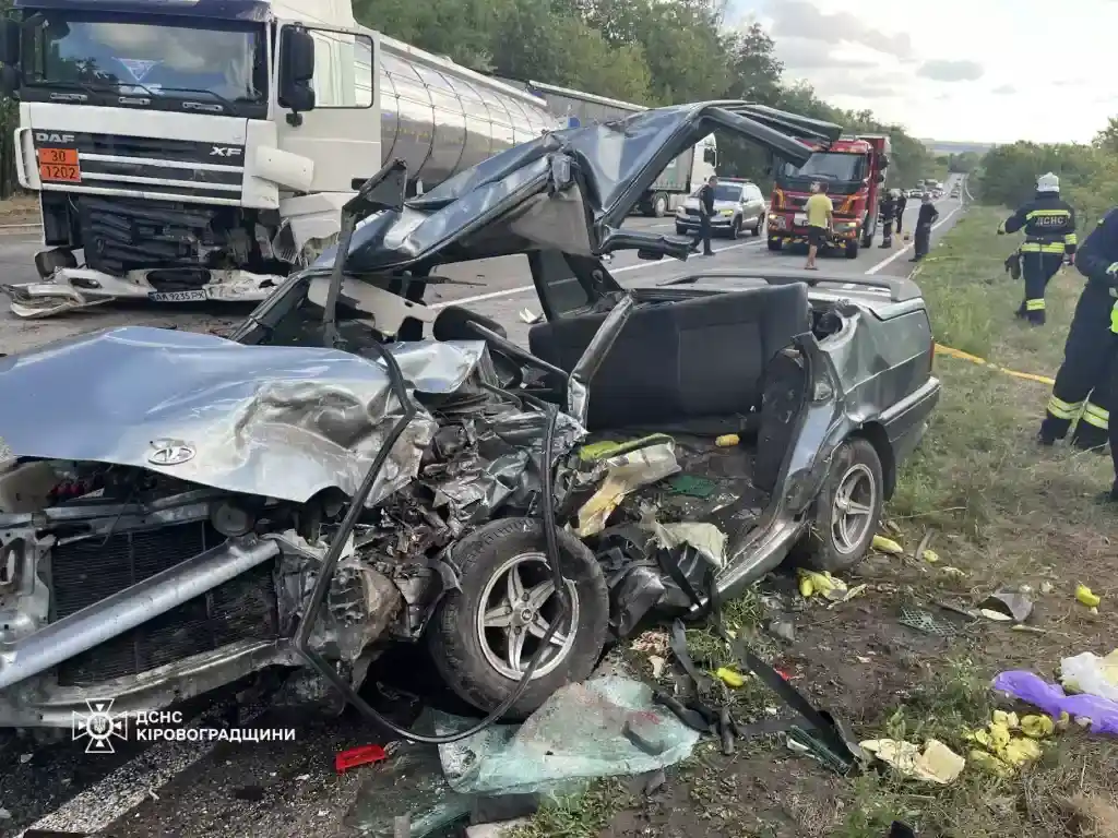 Смертельна аварія на Кіровоградщині: легковик зіткнувся з вантажівкою