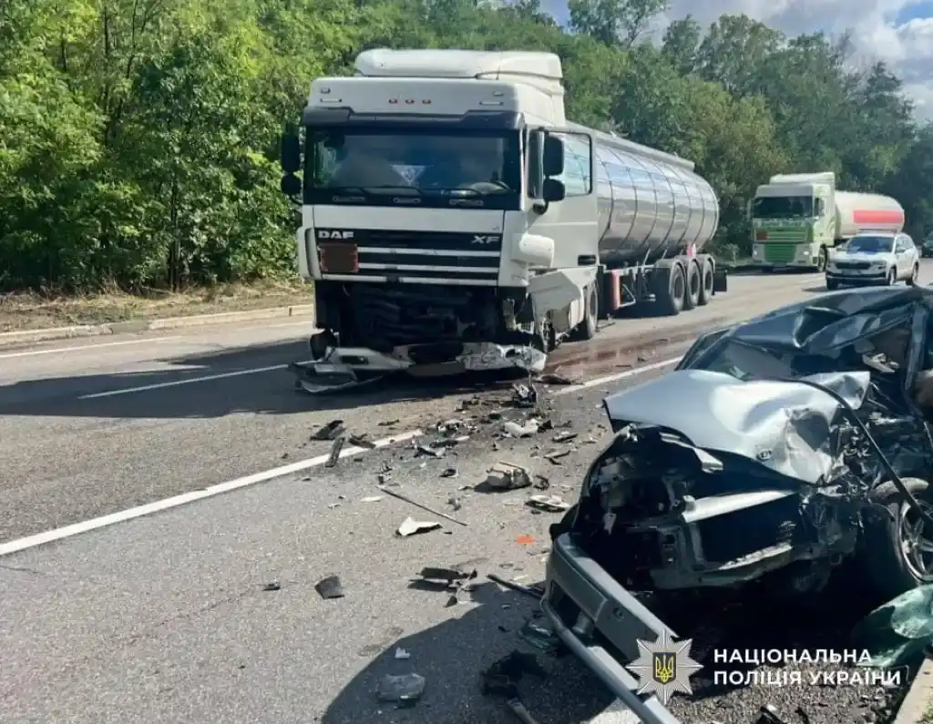 Смертельна аварія на Кіровоградщині: легковик зіткнувся з вантажівкою