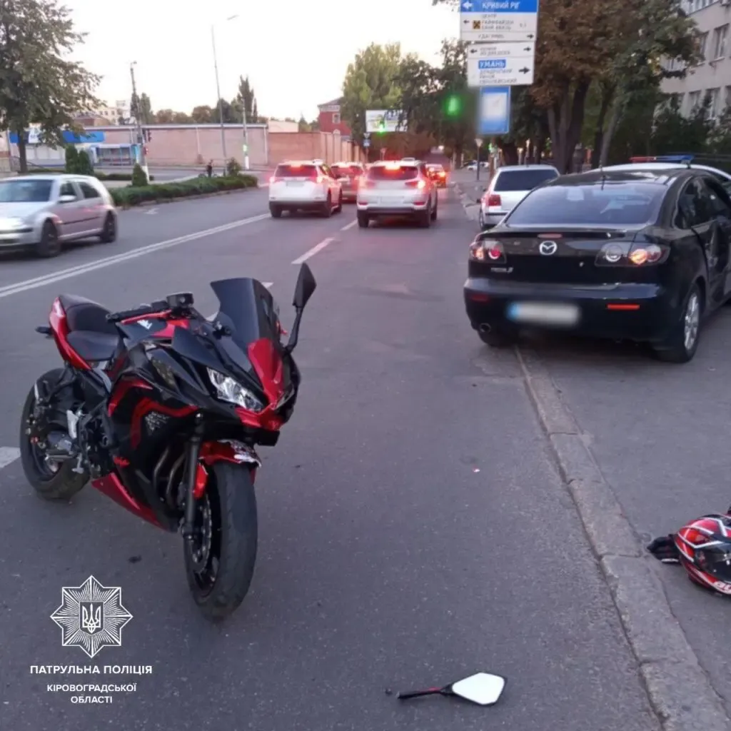 У Кропивницькому зіткнулися Mazda та мотоцикл Kawasaki