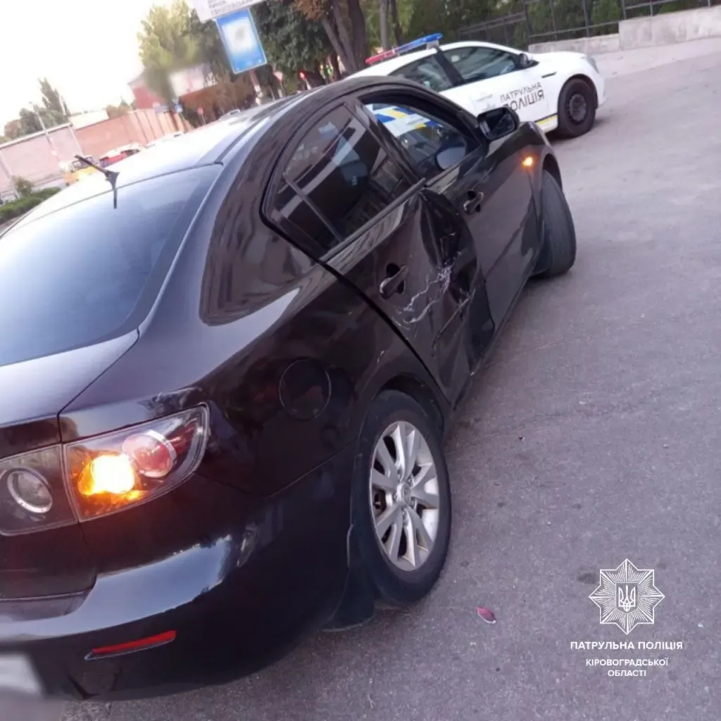 У Кропивницькому зіткнулися Mazda та мотоцикл Kawasaki