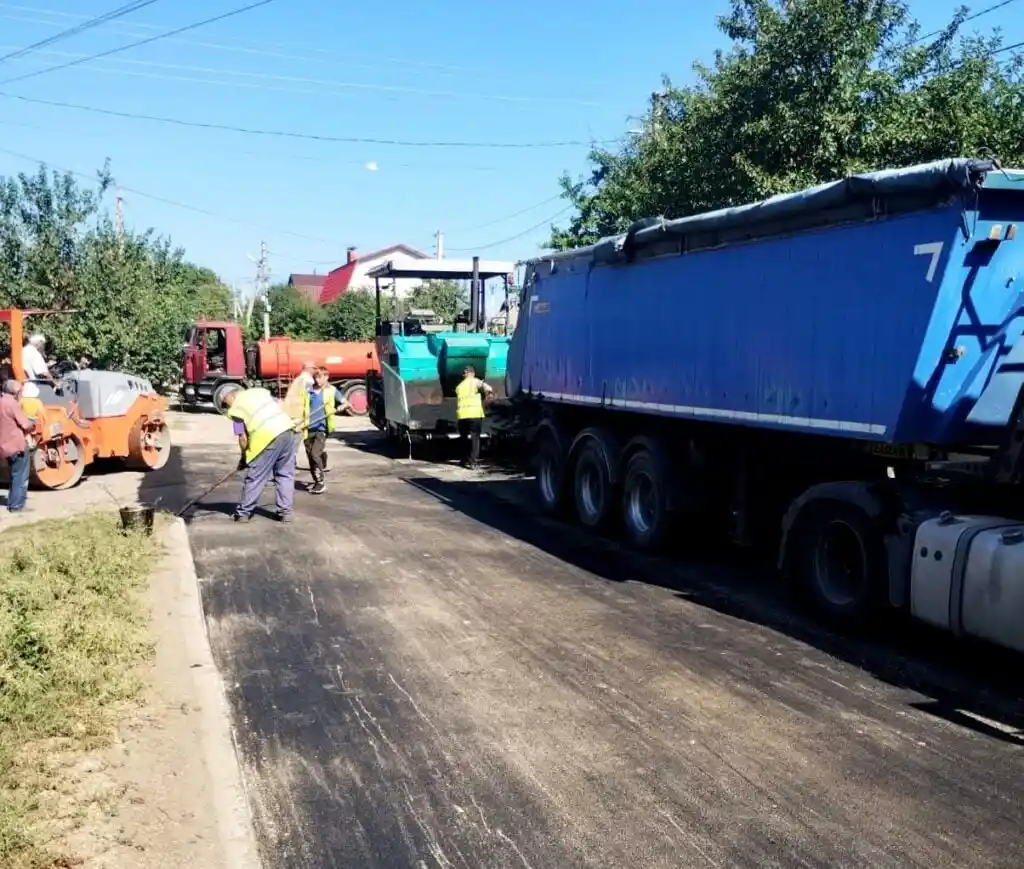У Кропивницькому з запізненням розпочали ремонт аварійної дороги на Мечникова
