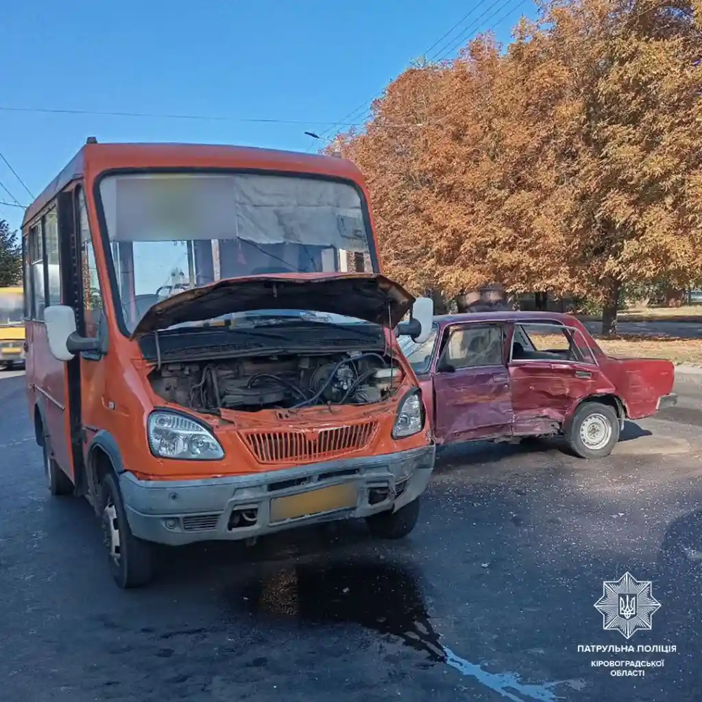 На Соборній у Кропивницькому зіткнулися легковик та маршрутка
