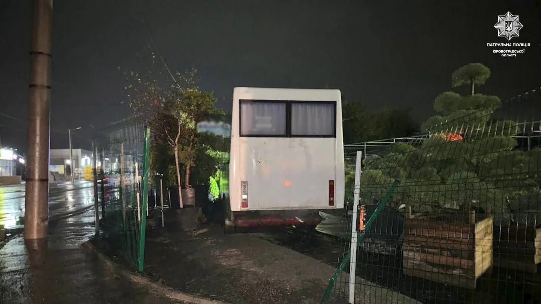 У Кропивницькому п’яний водій автобуса протаранив огорожу на вулиці Яновського