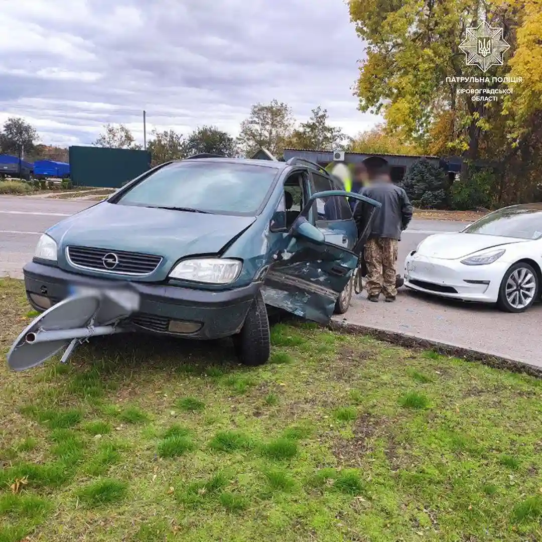 У Кропивницькому Opel і Tesla зіткнулися на Бобринецькому шляху: постраждав дорожній знак