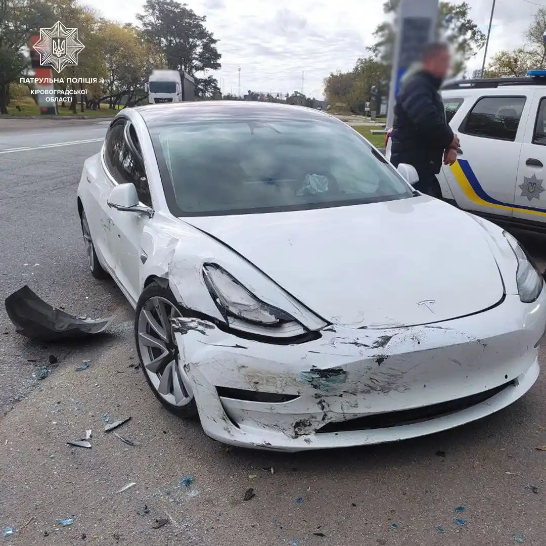 У Кропивницькому Opel і Tesla зіткнулися на Бобринецькому шляху: постраждав дорожній знак