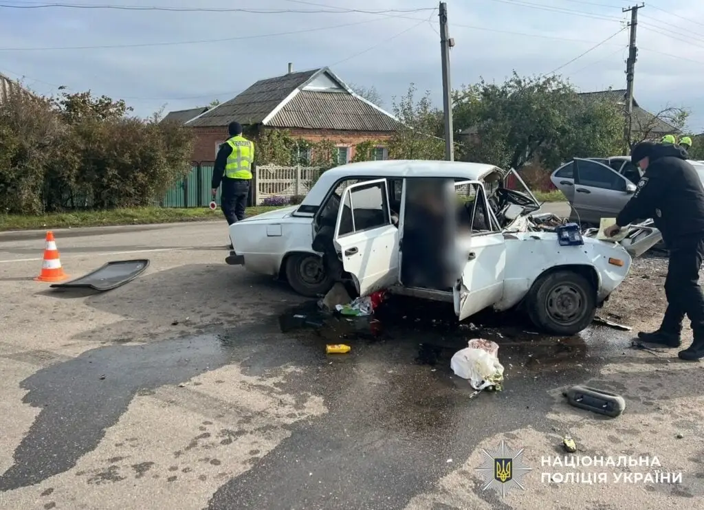 На Кіровоградщині у Малій Висці зіткнулися ВАЗ та Mercedes: троє загиблих та пʼятеро травмованих