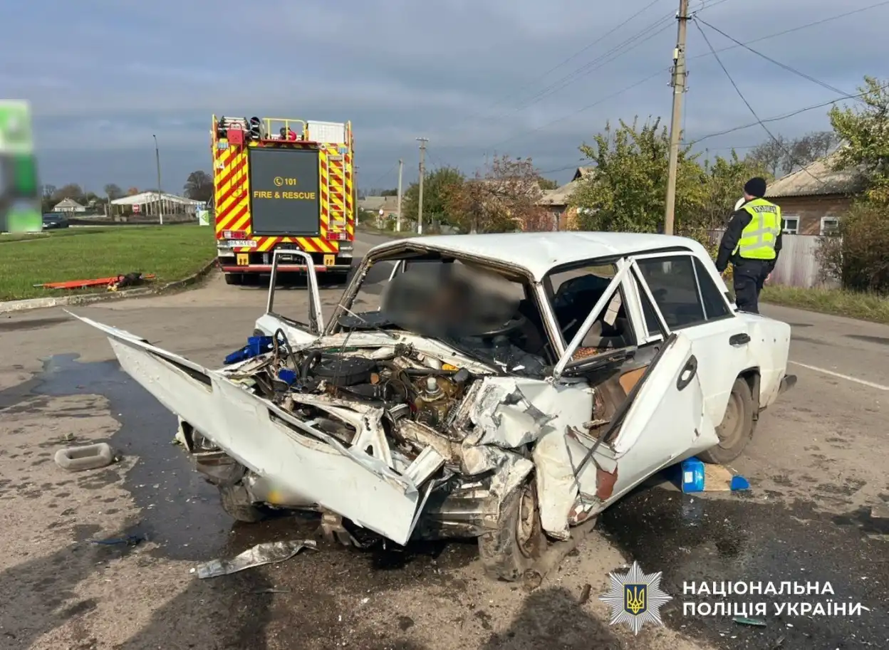 На Кіровоградщині у Малій Висці зіткнулися ВАЗ та Mercedes: троє загиблих та пʼятеро травмованих