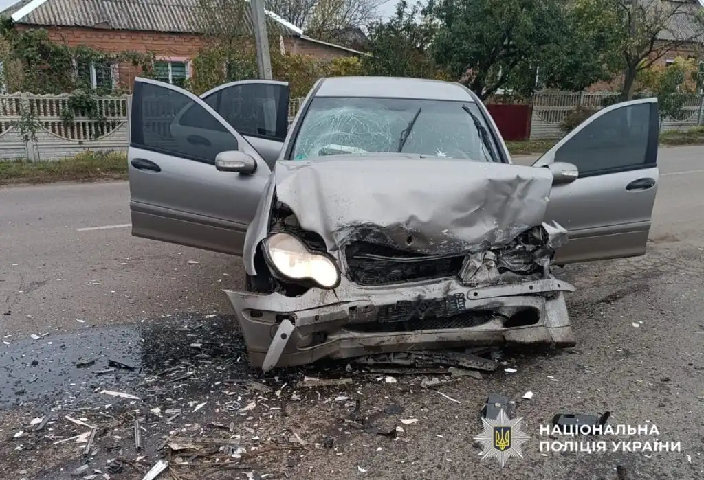 На Кіровоградщині у Малій Висці зіткнулися ВАЗ та Mercedes: троє загиблих та пʼятеро травмованих