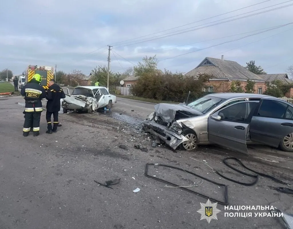 На Кіровоградщині у Малій Висці зіткнулися ВАЗ та Mercedes: троє загиблих та пʼятеро травмованих