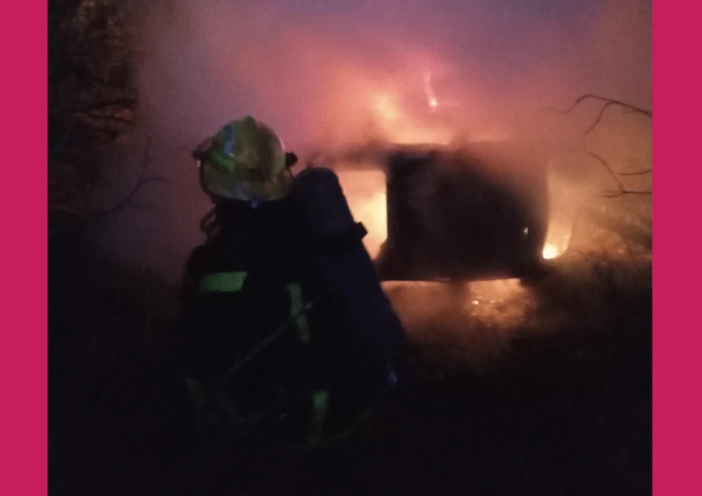 а Кіровоградщині автомобіль злетів у кювет і загорівся: травмованого водія доправили до лікарні