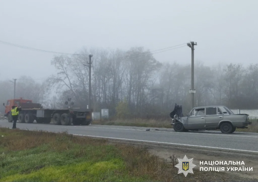 На трасі М-30 у Кропивницькому районі зіткнулися вантажівка та легковик: госпіталізовано пасажирку