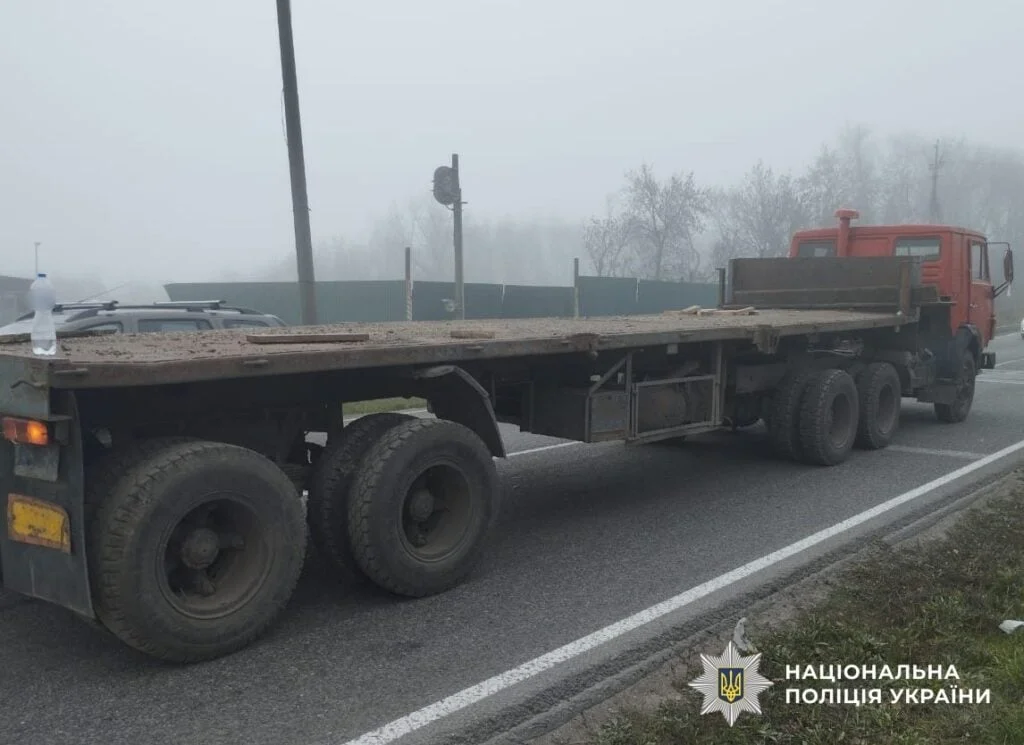 На трасі М-30 у Кропивницькому районі зіткнулися вантажівка та легковик: госпіталізовано пасажирку