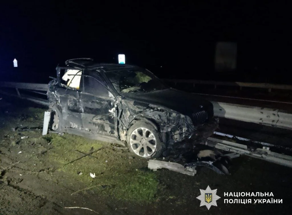 Смертельна ДТП на Кіровоградщині: BMW врізалося у відбійник і потрапило під вантажівку