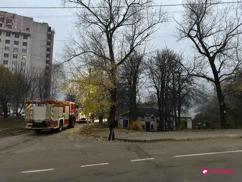 Пожежа у колишньому тирі: у центрі Кропивницького горить занедбане приміщення