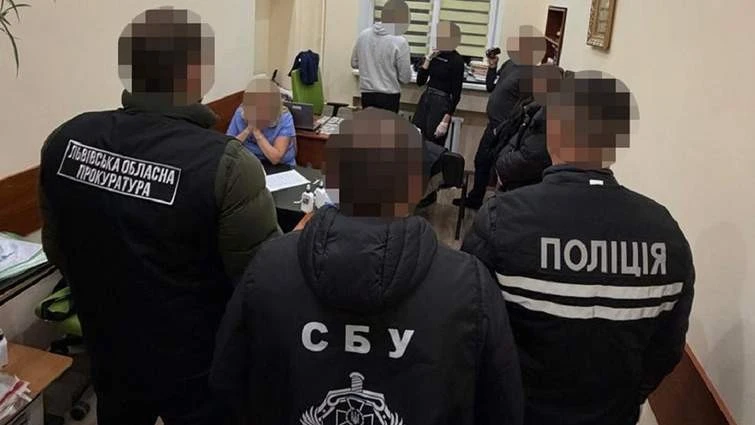 У Львові СБУ затримала голову експертної команди медуніверситету на хабарі