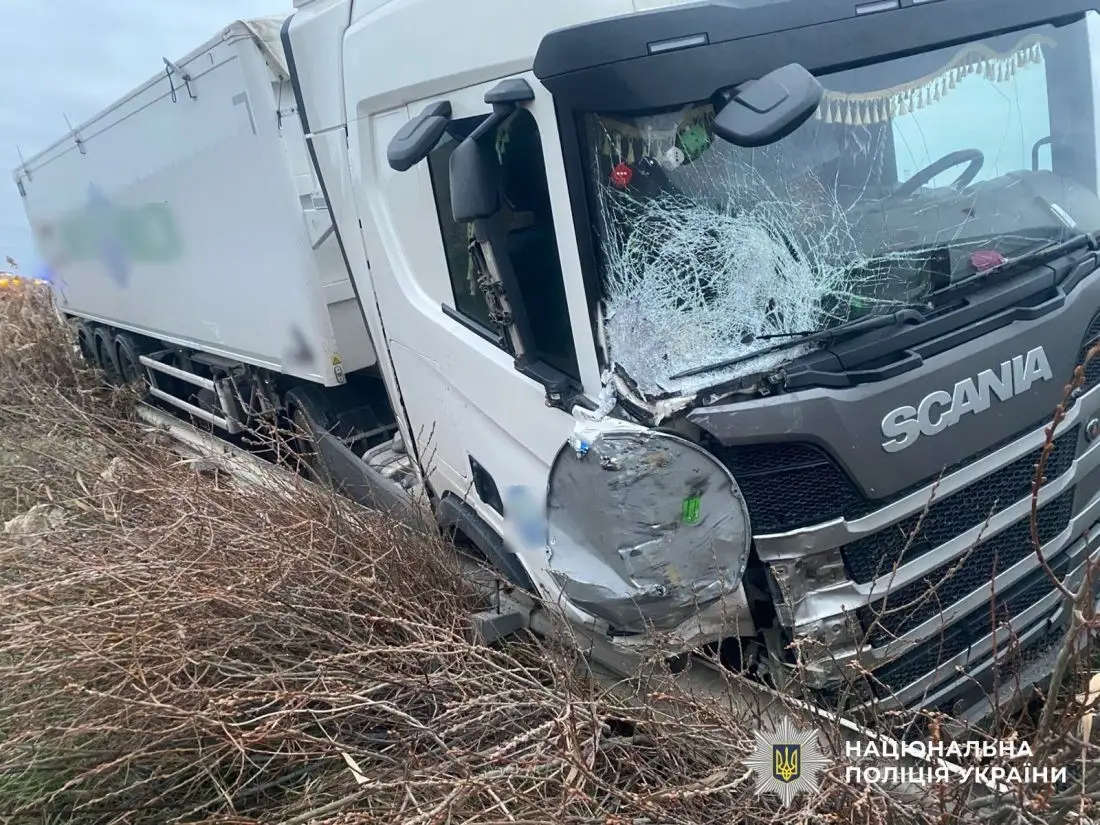 На Кіровоградщині вантажівка протаранила припаркований мікроавтобус: двоє травмованих