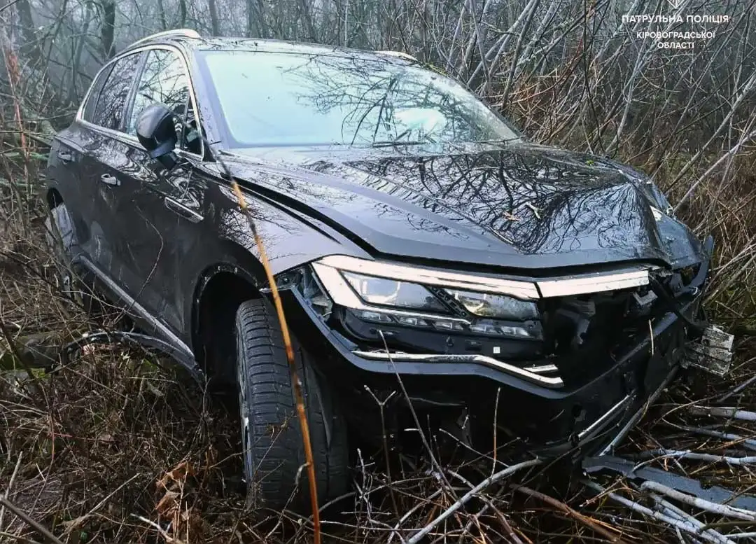 Біля Кропивницького Volkswagen врізався в дерево: обійшлося без постраждалих