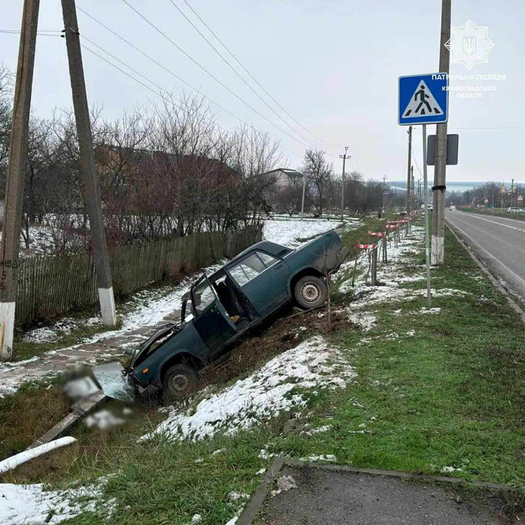 На Кіровоградщині ВАЗ врізався в стовп: обійшлося без постраждалих