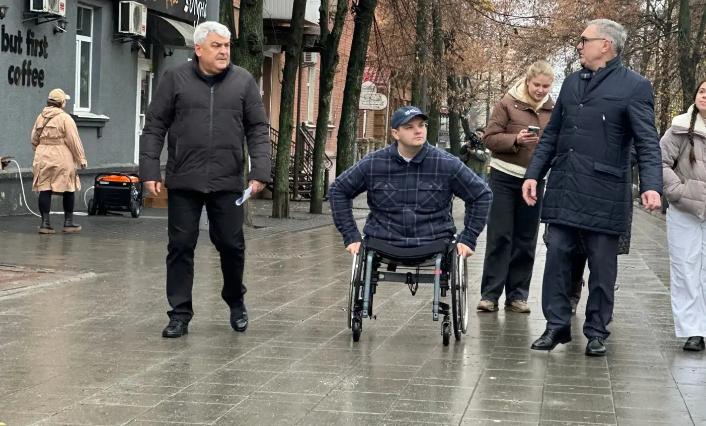 Ветеран ЗСУ оцінює доступність міського простору Кропивницького: важливість безбар’єрних маршрутів