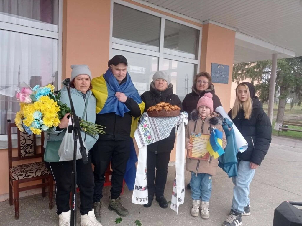 Зустріч з героєм: на Кіровоградщині зустріли звільненого земляка з полону