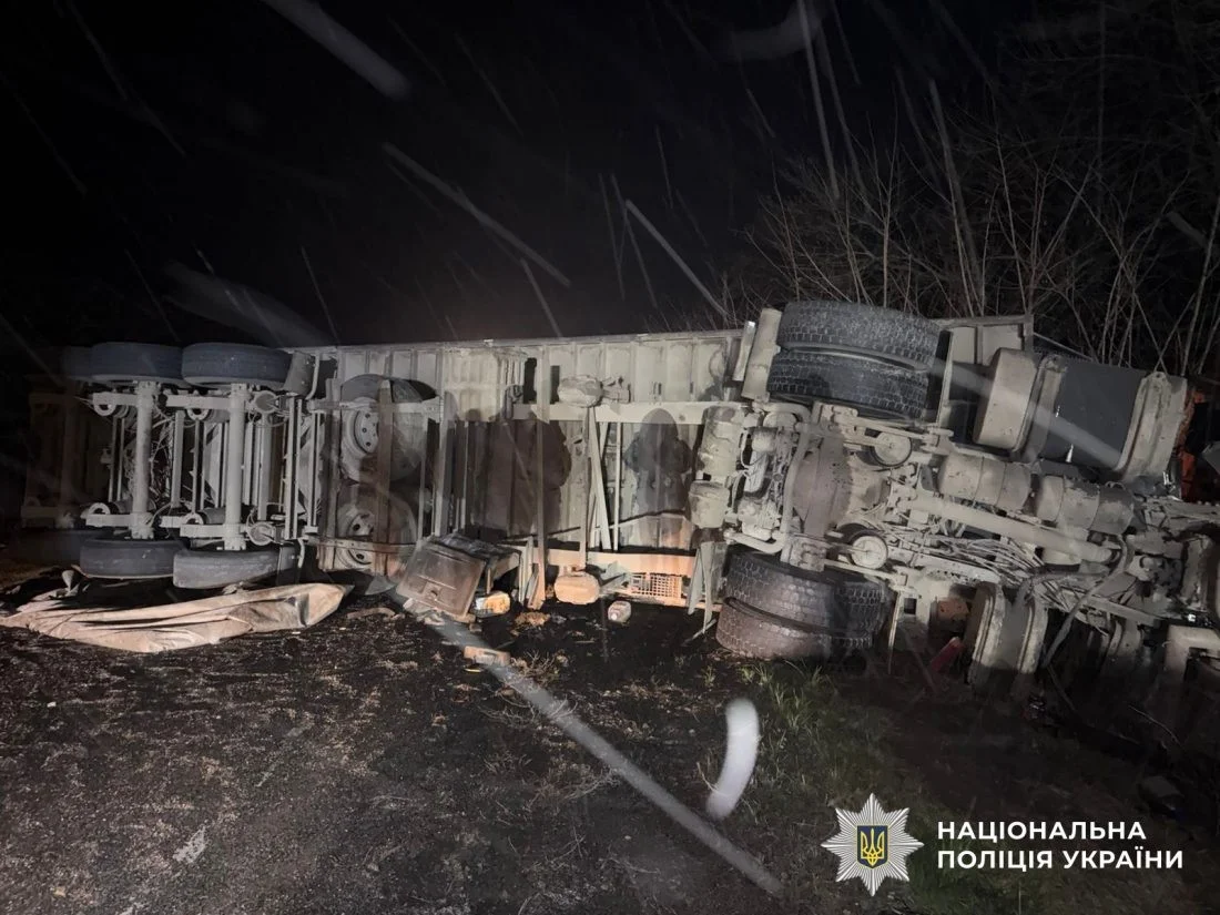 У Кіровоградській області сталася ДТП з постраждалими: два автомобілі, одна з яких перекинулась