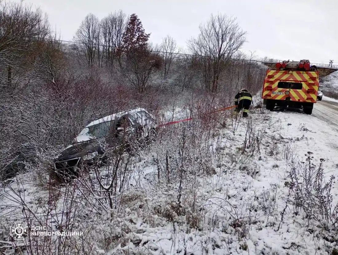 Сніговий хаос на Кіровоградщині: рятувальники за добу витягли 7 автівок із кюветів