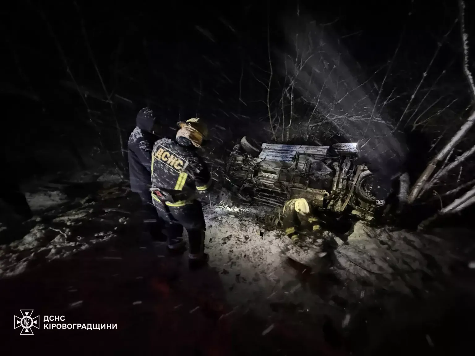 Сніговий хаос на Кіровоградщині: рятувальники за добу витягли 7 автівок із кюветів
