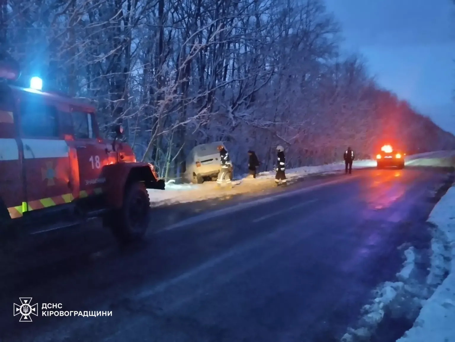 Сніговий хаос на Кіровоградщині: рятувальники за добу витягли 7 автівок із кюветів