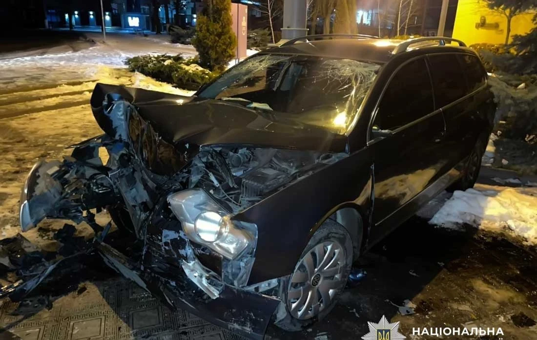 У Кропивницькому п’яний водій наїхав на підлітка та врізався у будівлю