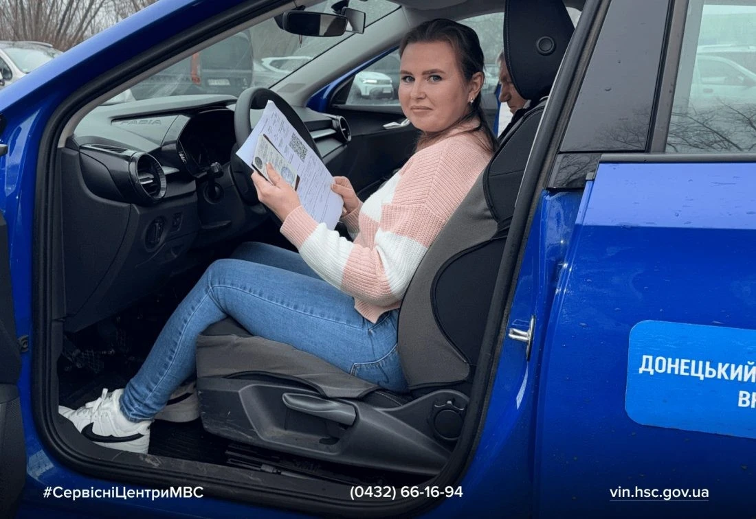 Дівчина з Кропивницького отримала водійське посвідчення, незважаючи на втрату слуху