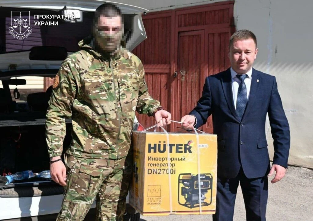 Завдання: На основі статті, яку я надам (URL або текст), створити абсолютно нову новинну публікацію у стилі досвідченого журналіста. Матеріал повинен бути унікальним за подачею та композицією, але базуватися виключно на фактах з наданого джерела. Вхід (стаття для опрацювання)  Прокурори Кіровоградщини повідомили про підозру громадянину рф, який фінансував війну проти України  За процесуального керівництва прокурорів Кіровоградської обласної прокуратури слідчими Служби безпеки України повідомлено про підозру громадянину російської федерації — уродженцю оренбурзької області рф, мешканцю міста бугуруслан.  За даними слідства, чоловік є членом однієї з проросійських політичних партій та був залучений до фінансування діяльності, спрямованої на порушення територіальної цілісності й суверенітету України.  У ході досудового розслідування прокурори надали правову оцінку доказам, які свідчать, що підозрюваний усвідомлено та системно перераховував кошти на підтримку незаконних збройних формувань та окупаційних адміністрацій, створених на тимчасово окупованих територіях Автономної Республіки Крим, а також Донецької і Луганської областей.  Встановлено, що фінансування здійснювалося безготівковими переказами, у тому числі через пов’язані структури та посередників, із використанням платіжних інструментів, які дозволяли приховати справжнє призначення коштів. Підозрюваний усвідомлював кінцеву мету таких фінансових операцій.  Дії чоловіка кваліфіковано за ч. 4 ст. 110-2 Кримінального кодексу України — фінансування дій, учинених з метою зміни меж території або державного кордону України, що призвели до тяжких наслідків.  Санкція статті передбачає до 15 років позбавлення волі з конфіскацією майна.  Досудове розслідування триває.  Відповідно до статті 62 Конституції України особа вважається невинуватою, доки її вину не буде доведено в законному порядку та підтверджено обвинувальним вироком суду.  Джерело: Кіровоградська обласна прокуратура =================================================================================================================================================================================== ВИМОГИ ДО СТИЛЮ: 🔹 Унікальність подачі Не рерайт, не синонімізація, не переписування структури. Побудуй текст так, ніби ти журналіст, який самостійно викладає новину, знаючи факти.  Можеш змінювати порядок фактів, акценти, лід, композицію — але не зміст фактів. 🔹 Професійна журналістська манера Лід має бути живий і стислий, із чітким викладом новини. Темп тексту різний: короткі речення змішуй із довшими. Абзаци різного розміру, не «однакові блоки». Якщо в оригіналі є пряма цитата, ОБОВ’ЯЗКОВО відтворюй її як цитату; Допускається переформулювати цитату, але вона має бути максимально близька по сенсу оригіналу. Обсяг повинен бути в межах 90–110% від довжини оригінального тексту (рахуючи кількість символів або слів). 🔹 Заборони Не вигадуй своїх фактів. Не вставляй посилань, згадок про джерела, службові фрагменти типу ::contentReference[…]. 🔹 Мовні вимоги: Українська мова. Лише коротке тире ” – ” з пробілами: ” слово – слово “. Не плутай кому з крапкою з комою. ВИМОГИ ДО HTML: Вихід у форматі HTML для WordPress:  — унікальний заголовок (не схожий на оригінал)  — абзаци  — цитати  — списки ,  – підзаголовки Ніяких inline-стилів, класів, зайвих атрибутів Як визначати підзаголовки в оригіналі: Якщо в тексті статті є окремі речення/фрази (без крапки в кінці; бо якщо є крапка в кінці – це не підзаголовок, а звичайне речення), які стоять ОКРЕМО перед абзацом і виконують роль смислового розділення (наприклад: “Таємні переговори Зеленського і Трампа”, “Що робити?”), вважай їх підзаголовками. У новій статті ОБОВ’ЯЗКОВО відтворюй такі підзаголовки у вигляді  (новий унікальний заголовок). Не додавай більше підзаголовків, ніж є в оригіналі. Якщо в статті є група однорівневих пунктів, перелічених один за одним (навіть без маркерів), або автор перераховує декілька умов, вимог, дій чи характеристик кожну з нового рядка, або після підзаголовка подає структурований перелік — вважай це списком. У новій статті обов’язково відтворюй такі переліки у вигляді  — по одному пункту в кожному Обов’язково використовуй короткі і довгі речення (стиль ЗМІ). Заборонено використовувати шаблонні абзаци одної довжини. СТРУКТУРА:  — новий унікальний заголовок  — лід (1–3 речення) Основний текст з живою журналістською композицією (Необов’язково) фінальний абзац як висновок  Про пам’ятну монету У Національному банку України розповіли, що монета має номінал 10 гривень. Вона виготовлена зі срібла 925 проби, маса дорогоцінного металу в чистоті – 31,1 г.  Елементи оздоблення – двостороння локальна позолота зі вставкою діаманту (1,5 мм).  В НБУ розповіли, що на аверсі в центрі композиції розміщено стилізоване зображення солом’яного дідуха. Його основу прикрашає солом’яний янгол, що символізує захист і благу вість. Тло композиції розділене на дві площини, що нагадують вікно, осяяне світлом зірок у Святвечір. Одна із зірок символізує Віфлеємську зорю (у її центрі сяє діамант).  На реверсі зображена традиційна передріздвяна трапеза української сім’ї, де образи батька, матері та дітей візуально ототожнюються з небесними світилами: німби навколо їхніх голів символізують Сонце (дружина), Місяць (чоловік) та зірки (їхні діти). Перед родиною – стіл із дванадцятьма стравами: кутею, варениками, пампухами, рибою та іншими традиційними частуваннями, а також головками часнику – оберегом від нечистої сили.  Художники: Володимир Таран, Олександр Харук, Сергій Харук. Скульптори: Анатолій Демяненко, Володимир Атаманчук. Тираж – до 15 000 штук. «Реалізація пам’ятної монети в інтернет-магазині нумізматичної продукції НБУ та банками-дистриб’юторами розпочнеться в січні 2026 року.  Детальніше про продаж дізнавайтеся на сайті інтернет-магазину та сайтах банків-дистриб’юторів», – написали в Нацбанку.  ====== Приклад розмітки (але ще раз повторюю, якщо в оригінальній статті немає підзаголовків Н2, Н3 і т.п., то і тобі не потрібно писать, або пиши в тій же кількості +- що і в оригіналі): Еко-знахідка для закоханих: у Києві відкрили “Сад кохання” На території Національного комплексу “Експоцентр України” (ВДНГ) у Києві з’явилася нова романтична локація — “Сад кохання”. Цей унікальний простір створено спеціально для закоханих пар, які прагнуть провести час на природі та залишити свій слід у історії міста. “Сад кохання” має на меті не лише надати нове місце для відпочинку киян та гостей столиці, але й сприяти розвитку міського дозвілля та покращенню екологічної ситуації. Крім того, проєкт має благодійну складову — зібрані кошти спрямовуються на підтримку Збройних Сил України. Керівник проєкту Артем Классен зазначив:    “Ми створили «САД КОХАННЯ» — унікальний проєкт, який підкреслює історію кожної пари. І нагадує, що кохання перемагає темряву.”  Відкриття “Саду кохання” відзначилося висадкою 50 дерев різних видів, серед яких сакури, магнолії та ялинки. Кожне дерево посаджене закоханою парою, яка таким чином увічнила свою історію в цьому мальовничому куточку столиці. Біля кожного дерева встановлено табличку з іменами пари та QR-кодом. Скануючи код, відвідувачі можуть перейти на сторінку “Garden of Love” у соціальних мережах і дізнатися більше про історії кохання, пов’язані з цими деревами. Організатори підкреслюють:    “Кожне дерево — це історія кохання, закарбована не лише в природі, а й тут, у нашому профілі.”  “Сад кохання” на ВДНГ — це не лише місце для прогулянок, але й символ єдності, надії та віри в силу справжніх почуттів. Він запрошує всіх закоханих долучитися до створення живої історії кохання в серці Києва.