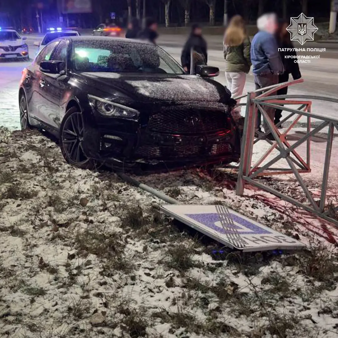 У Кропивницькому Infiniti протаранив паркан: ніхто не постраждав