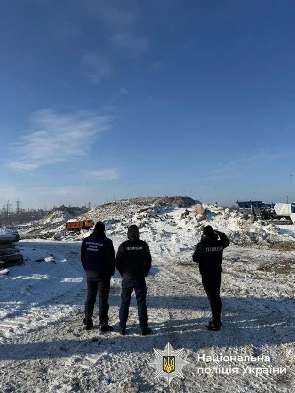 «Сміттєва» справа на мільйони: Нацполіція проводить масштабні обшуки у трьох регіонах