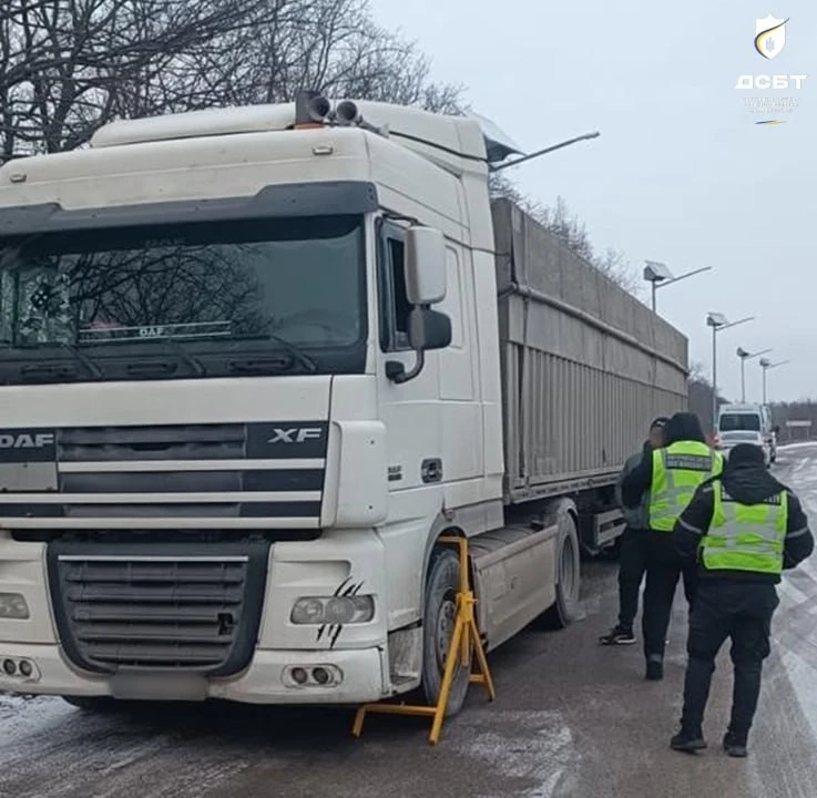 Дорогоцінний рейс: на трасі Н-14 перевізник «заробив» 51 тисячу гривень штрафу за перевантаження