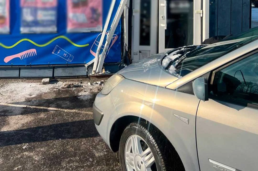 Невдалий маневр:у Кропивницькому Renault Scenic протаранив крамницю