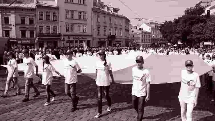 Ерозія довіри: чому українська молодь обирає закордон замість повернення додому