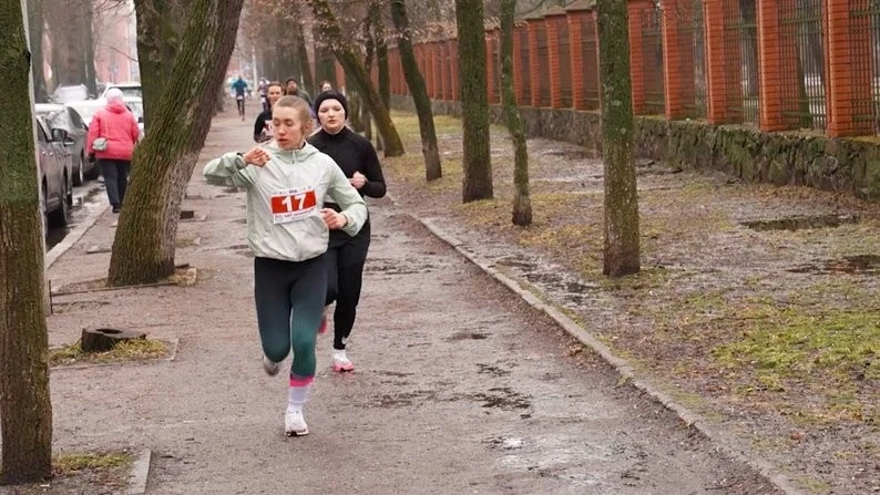 Три кола заради ЗСУ: як у Кропивницькому пройшов «Забіг закоханих у біг»