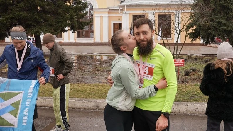 Три кола заради ЗСУ: як у Кропивницькому пройшов «Забіг закоханих у біг»