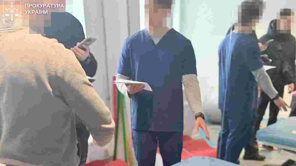 Тіньовий прейскурант у Винниках: реабілітолог вимагав тисячі доларів за лікування пенсіонера