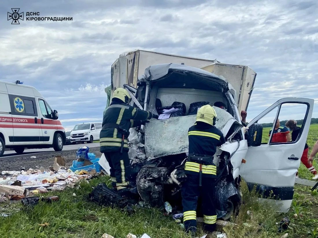 Тяжка автотроща на Кіровоградщині: рятувальники деблокували кермувальника